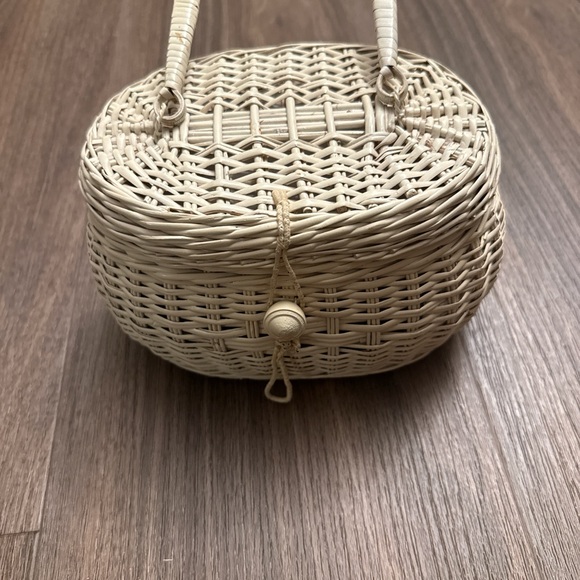 Vintage 1960s Elegant Cream/ off white Woven Handbag
Basket bag - Picture 3 of 7